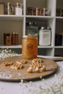 Miel en pâtisserie : comment il remplace le sucre sans rater