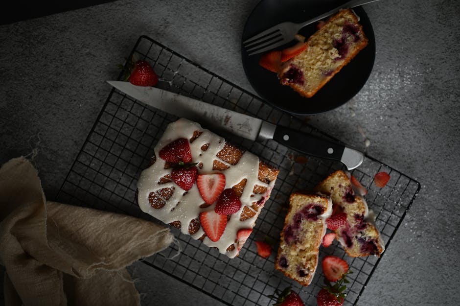 Pain d'épices tranché sur une planche en bois