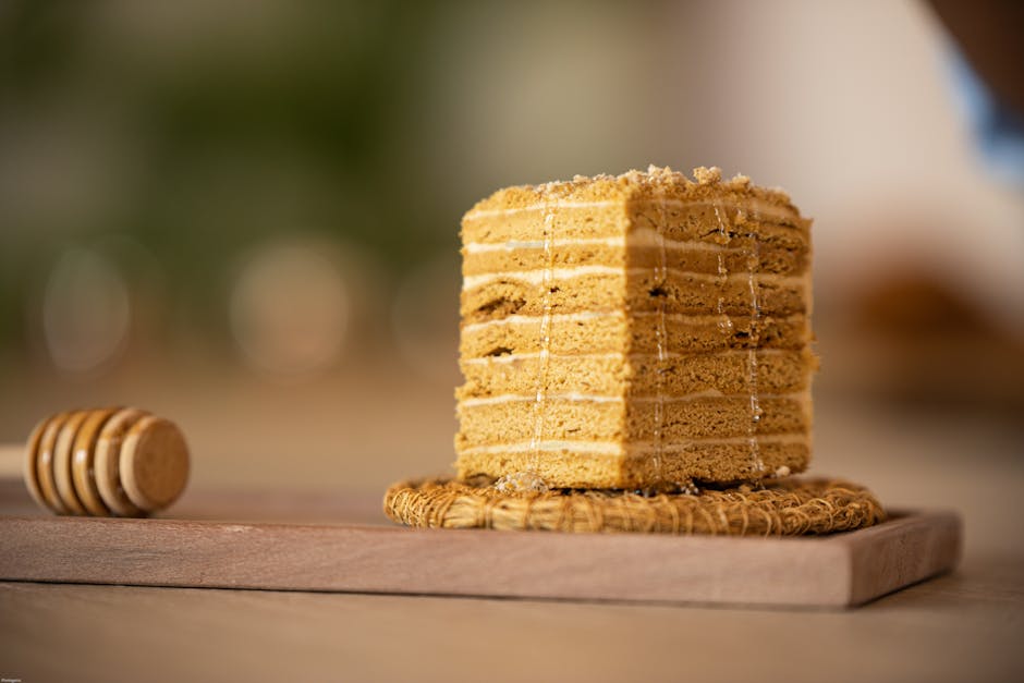 Gâteau au miel tranché sur une assiette