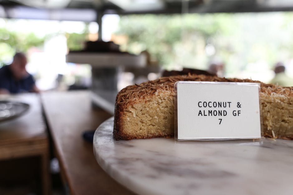 Part de gâteau sans gluten servi sur une assiette