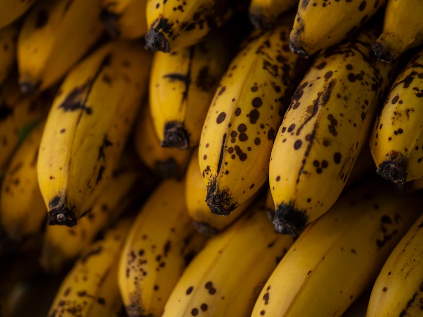 Bananes très mûres tachetées sur table de bois