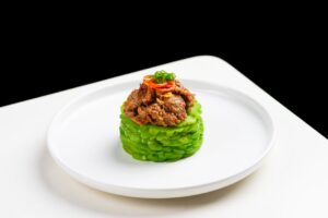 Bœuf loc lac vietnamien dressé sur salade