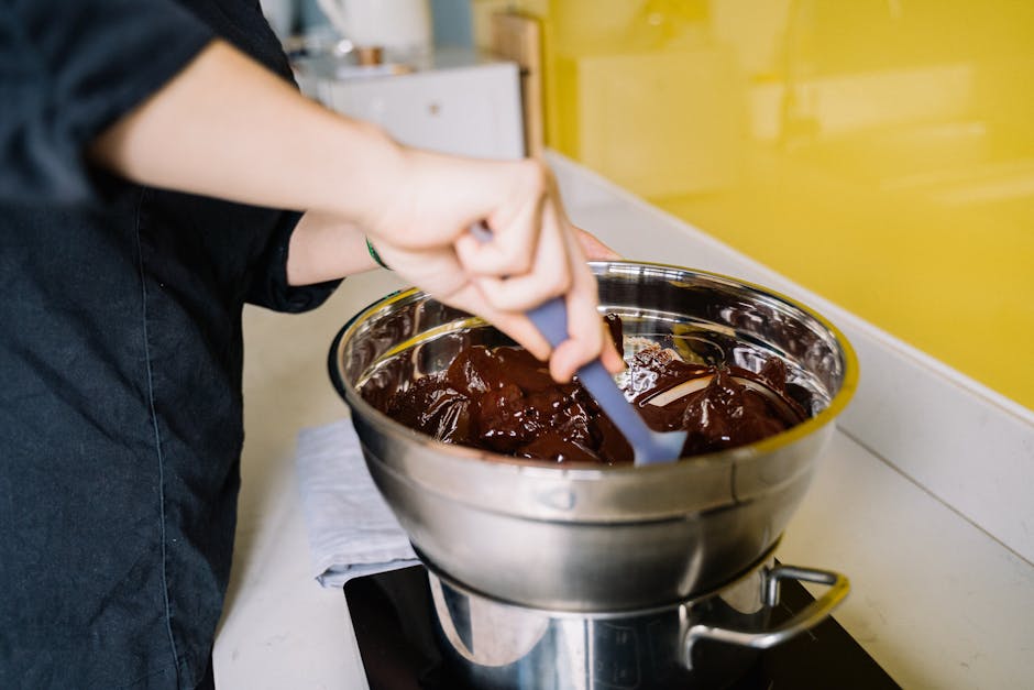 Chocolat noir 70 % en train de fondre au bain-marie