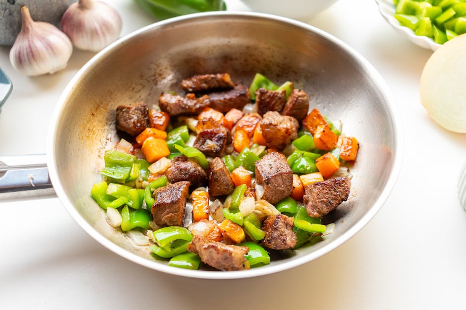 Cubes de bœuf marinés en train de saisir au wok