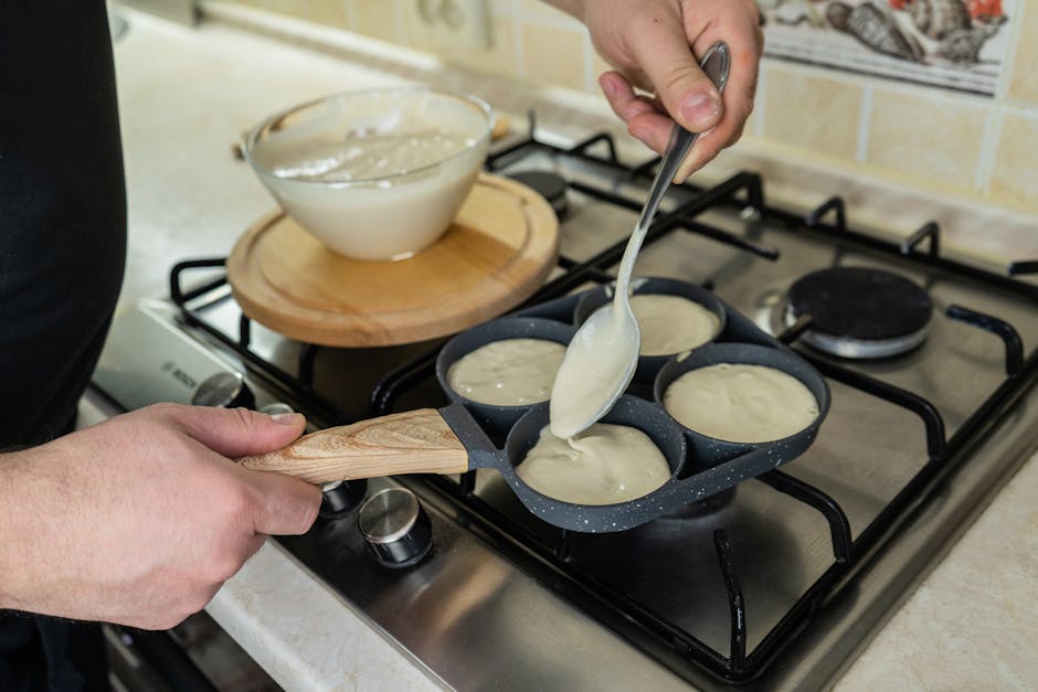 Pâte à pancakes versée dans poêle chaude