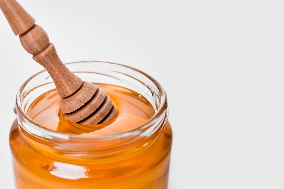 Pot de miel d'acacia avec spatule en bois